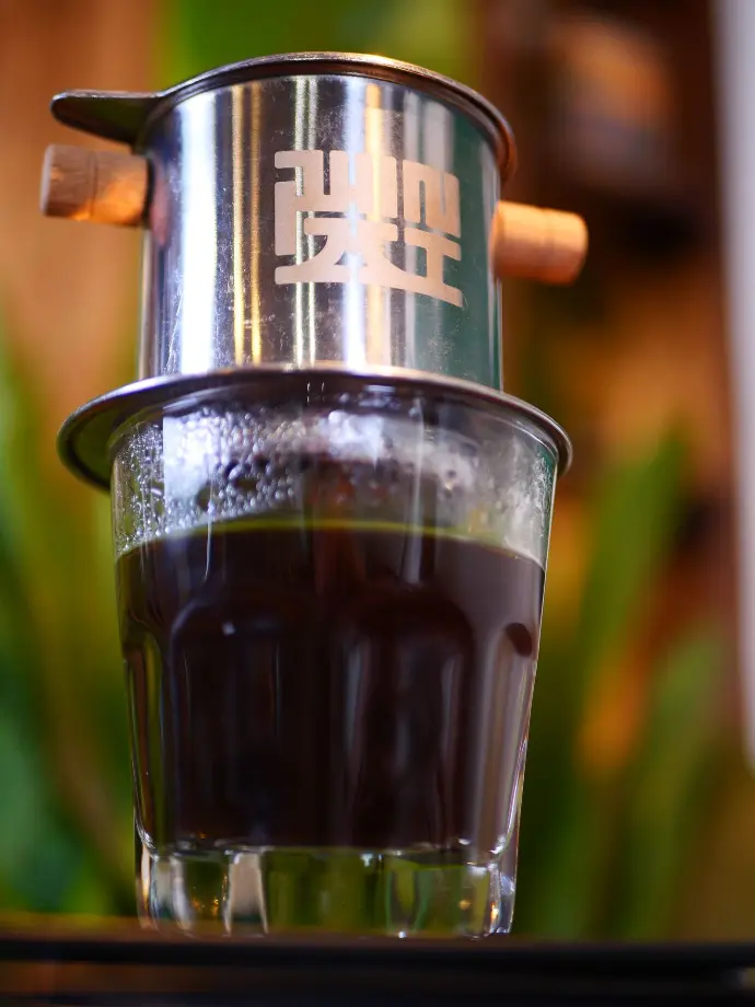 cafetière phin sur un verre